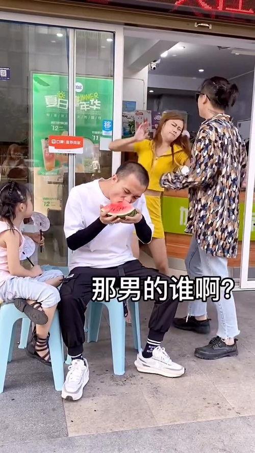 情侣吵架吃瓜群众里三层外三层,围观群众人山人海，吃瓜群众里三层外三层