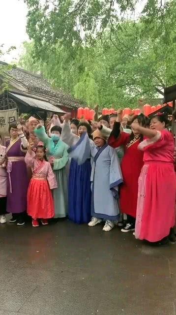 各种吃瓜群众表演,一场全民参与的表演盛宴